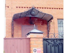 № 48. Козырек, входная дверь, ворота, забор.